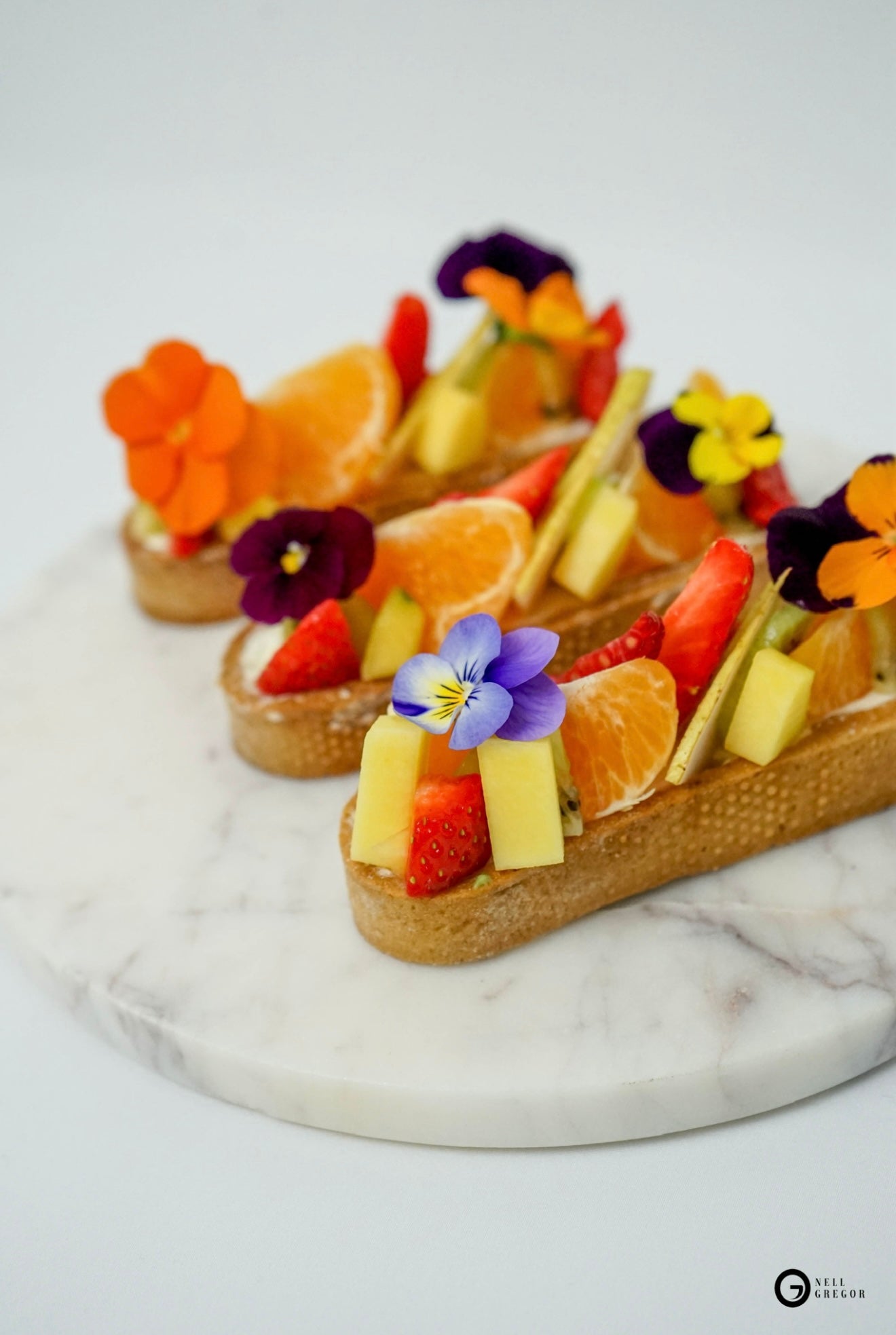 Nos tartes aux fruits sont des créations sur mesure, réalisées avec des fruits frais de saison, choisis pour leur goût, leur couleur et leur texture.